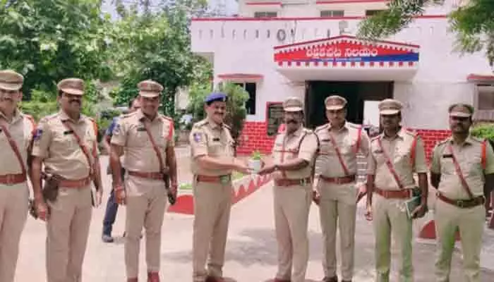 ప్రజలతో బాధ్యతగా వ్యవహరించాలి ప్రజలతో బాధ్యతగా వ్యవహరించాలి