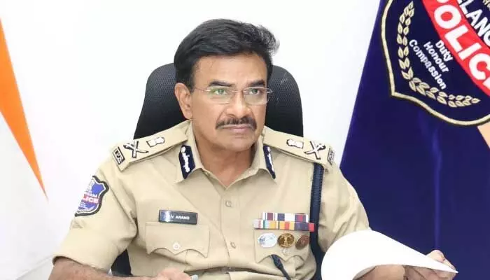 సాంకేతికతలో పోలీసులే ముందుండాలి: సైబర్ మోసాలపై డీజీపీ సీవీ ఆనంద్ హెచ్చరిక సాంకేతికతలో పోలీసులే ముందుండాలి: సైబర్ మోసాలపై డీజీపీ సీవీ ఆనంద్ హెచ్చరిక