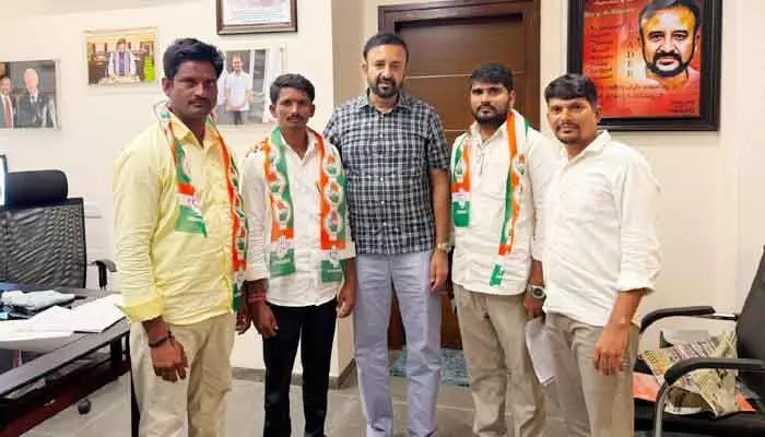 బీఆర్ఎస్ను వీడి కాంగ్రెస్ పార్టీలో చేరిన సర్పంచ్.. బీఆర్ఎస్ను వీడి కాంగ్రెస్ పార్టీలో చేరిన సర్పంచ్..