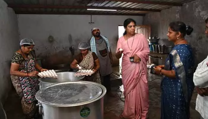 విద్యార్థుల చదువుతో పాటు ఆరోగ్యంపై శ్రద్ధ తీసుకోవాలి విద్యార్థుల చదువుతో పాటు ఆరోగ్యంపై శ్రద్ధ తీసుకోవాలి