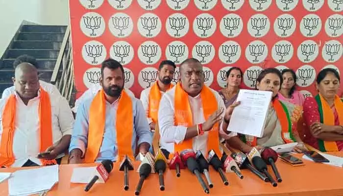 అధికారులపై షాడో కౌన్సిలర్లు ఒత్తిళ్లు ఆపాలి.. బీజేపీ కౌన్సిలర్ల ఆరోపణ అధికారులపై షాడో కౌన్సిలర్లు ఒత్తిళ్లు ఆపాలి.. బీజేపీ కౌన్సిలర్ల ఆరోపణ