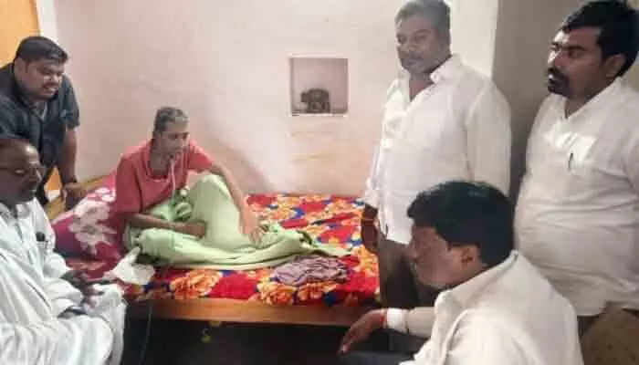 అనారోగ్యంతో ఉన్న బీఆర్ఎస్ నాయకుడు రవీందర్రెడ్డిని పరామర్శించిన కొప్పుల మహేష్రెడ్డి అనారోగ్యంతో ఉన్న బీఆర్ఎస్ నాయకుడు రవీందర్రెడ్డిని పరామర్శించిన కొప్పుల మహేష్రెడ్డి