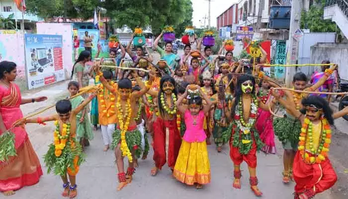 స్మార్ట్ కిడ్జ్లో హోరెత్తిన బోనాల జాతర సంబురం స్మార్ట్ కిడ్జ్లో హోరెత్తిన బోనాల జాతర సంబురం