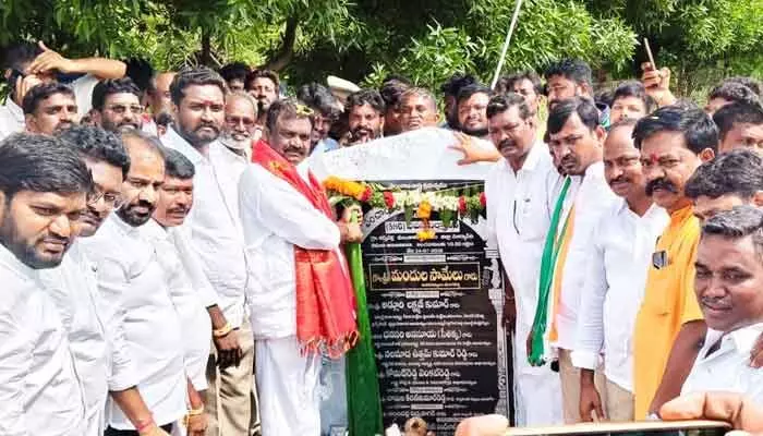 మనస్పర్థలొద్దు మనమంతా ఒక్కటే: ఎమ్మెల్యే మనస్పర్థలొద్దు మనమంతా ఒక్కటే: ఎమ్మెల్యే