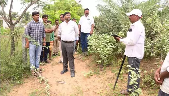 రీ సర్వే తో భూ సమస్యలకు చెక్ : కలెక్టర్ కుమార్ దీపక్ రీ సర్వే తో భూ సమస్యలకు చెక్ : కలెక్టర్ కుమార్ దీపక్