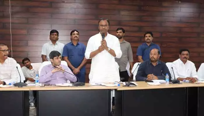 కేటీఆర్తో కుమ్మక్కై దివీస్ కోసం ఆర్ఆర్ఆర్ అలైన్మెంట్ మార్చారు: ఎమ్మెల్యే రాజగోపాల్ రెడ్డి కేటీఆర్తో కుమ్మక్కై దివీస్ కోసం ఆర్ఆర్ఆర్ అలైన్మెంట్ మార్చారు: ఎమ్మెల్యే రాజగోపాల్ రెడ్డి