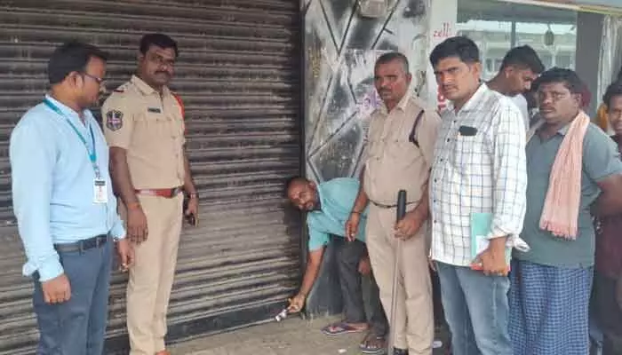 ఫుడ్ సేఫ్టీ అధికారుల దాడులు.. ఫేమస్ బేకరీ సీజ్ ఫుడ్ సేఫ్టీ అధికారుల దాడులు.. ఫేమస్ బేకరీ సీజ్