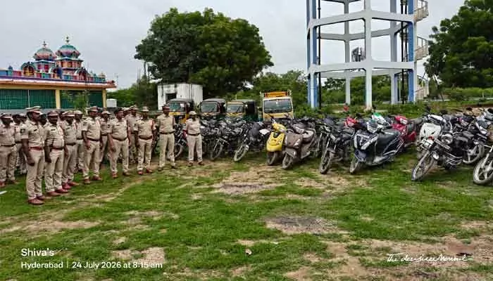 52 బైకులు, 5 ఆటోలు స్వాధీనం.. ఇంద్రారెడ్డి నగర్ లో కార్డన్ అండ్ సెర్చ్ 52 బైకులు, 5 ఆటోలు స్వాధీనం.. ఇంద్రారెడ్డి నగర్ లో కార్డన్ అండ్ సెర్చ్