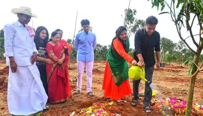 కేటీఆర్ను ఆశీర్వదించిన కేసీఆర్ కేటీఆర్ను ఆశీర్వదించిన కేసీఆర్