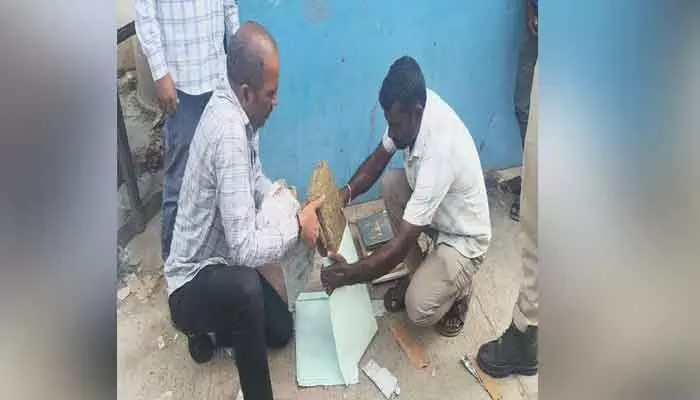 తాండూర్ రైల్వే స్టేషన్లో 10 కిలోల ఎండు గంజాయి స్వాధీనం తాండూర్ రైల్వే స్టేషన్లో 10 కిలోల ఎండు గంజాయి స్వాధీనం