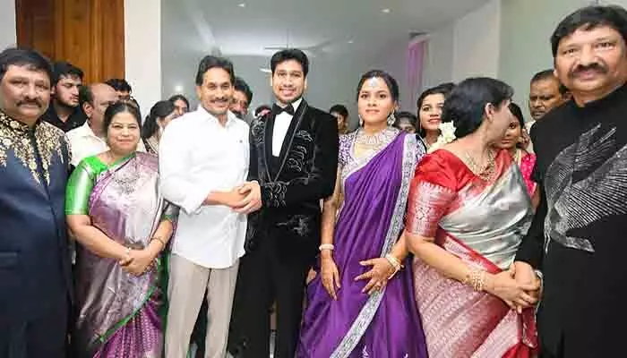 మాజీ మంత్రి జోగి రమేశ్ కుటుంబంపై గృహహింస కేసు : పోలీసులకు కోడలి ఫిర్యాదు మాజీ మంత్రి జోగి రమేశ్ కుటుంబంపై గృహహింస కేసు : పోలీసులకు కోడలి ఫిర్యాదు
