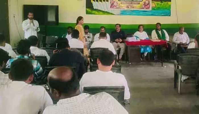 వరి పంటకు బదులు ప్రత్యామ్నాయ పంటల సాగు వైపు రైతులు మొగ్గు చూపాలి: ఏడీఏ వరి పంటకు బదులు ప్రత్యామ్నాయ పంటల సాగు వైపు రైతులు మొగ్గు చూపాలి: ఏడీఏ