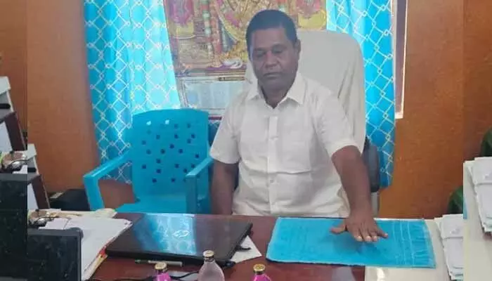 ఐదు రోజుల్లో రిటైర్మెంట్.. అడ్డంగా దొరికిపోయిన దేవాదాయ శాఖ అధికారి ఐదు రోజుల్లో రిటైర్మెంట్.. అడ్డంగా దొరికిపోయిన దేవాదాయ శాఖ అధికారి
