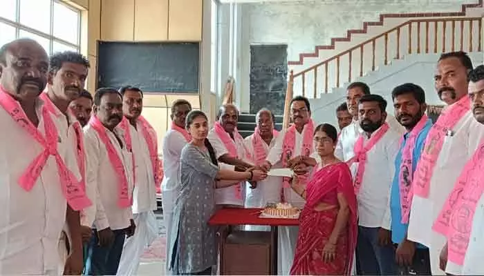 పేద విద్యార్థిని చదువుకు రూ.లక్ష ఆర్థిక సహాయం పేద విద్యార్థిని చదువుకు రూ.లక్ష ఆర్థిక సహాయం
