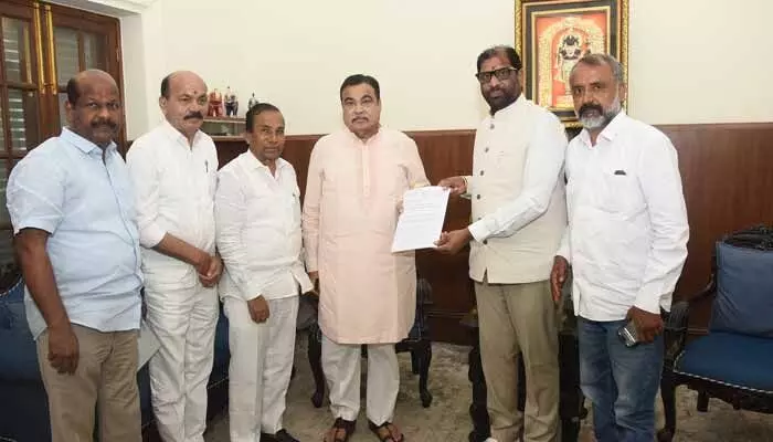 జహీరాబాద్-సంగారెడ్డి రహదారిని ఆరు లేన్లకు విస్తరించాలి: బీఆర్ఎస్ ఎమ్మెల్యేలు జహీరాబాద్-సంగారెడ్డి రహదారిని ఆరు లేన్లకు విస్తరించాలి: బీఆర్ఎస్ ఎమ్మెల్యేలు