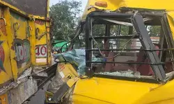 ఆగి ఉన్న లారీని ఢీకొట్టిన స్కూల్ బస్సు.. ఇద్దరు విద్యార్థులకు గాయాలు ఆగి ఉన్న లారీని ఢీకొట్టిన స్కూల్ బస్సు.. ఇద్దరు విద్యార్థులకు గాయాలు