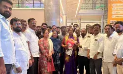స్వదేశానికి చేరుకున్న మంత్రి సీతక్క.. ఘనంగా స్వాగతం పలికిన కాంగ్రెస్ నాయకులు