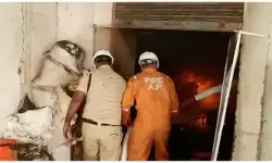 కర్నూలు అగరబత్తి ఫ్యాక్టరీలో భారీ అగ్నిప్రమాదం.. కర్నూలు అగరబత్తి ఫ్యాక్టరీలో భారీ అగ్నిప్రమాదం..