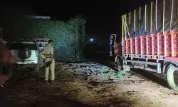 కాగజ్నగర్లో మళ్ళీ అక్రమ రవాణా దందా వెలుగులోకి.. కాగజ్నగర్లో మళ్ళీ అక్రమ రవాణా దందా వెలుగులోకి..
