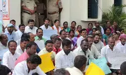 ఎమ్మార్వో ఆఫీస్ ముందు రైతుల ఆందోళన