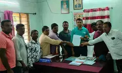 పెండింగ్ వేతనాలు చెల్లించాలి.. ఎంపీడీవోకు వినతిపత్రం అందజేసిన ఫీల్డ్ అసిస్టెంట్లు