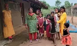 పది మందితో మొదలై 42కి చేరిన విద్యార్థుల సంఖ్య.. గిరిజన పాఠశాల రూపురేఖలు మార్చిన టీచర్