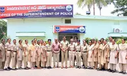 విద్యార్థులకు అండగా ‘పోలీస్ అక్క’