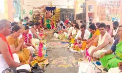 తొలి ఏకాదశి వేళ నాగార్జునసాగర్కు పోటెత్తిన భక్తజనం తొలి ఏకాదశి వేళ నాగార్జునసాగర్కు పోటెత్తిన భక్తజనం