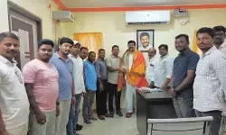 స్థానిక కాంట్రాక్టర్ల సమస్యలపై ఎమ్మెల్యేకు వినతిపత్రం