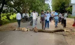 ఇందిరమ్మ ఇళ్ల బిల్లుల కోసం రాస్తారోకో ఇందిరమ్మ ఇళ్ల బిల్లుల కోసం రాస్తారోకో