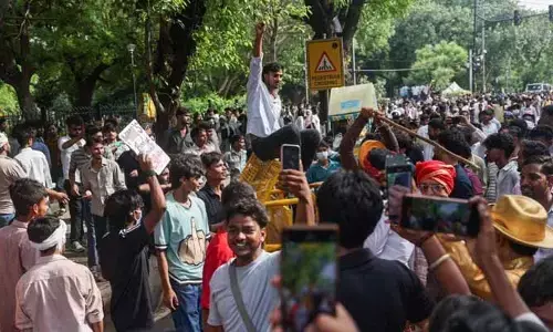 గళమెత్తిన యువత - ఉలిక్కిపడ్డ పాలకవర్గం!