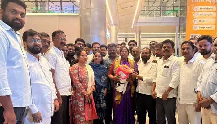 స్వదేశానికి చేరుకున్న మంత్రి సీతక్క.. ఘనంగా స్వాగతం పలికిన కాంగ్రెస్ నాయకులు స్వదేశానికి చేరుకున్న మంత్రి సీతక్క.. ఘనంగా స్వాగతం పలికిన కాంగ్రెస్ నాయకులు