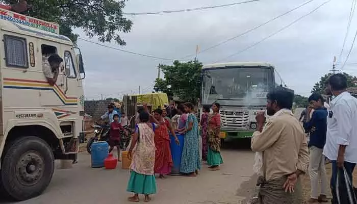 రంగాపూర్లో తాగునీటి కోసం రోడ్డెక్కిన గ్రామస్తులు రంగాపూర్లో తాగునీటి కోసం రోడ్డెక్కిన గ్రామస్తులు