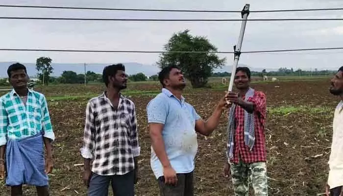 ప్రమాదకరంగా పంట పొలాల కరెంట్ లైన్ ప్రమాదకరంగా పంట పొలాల కరెంట్ లైన్