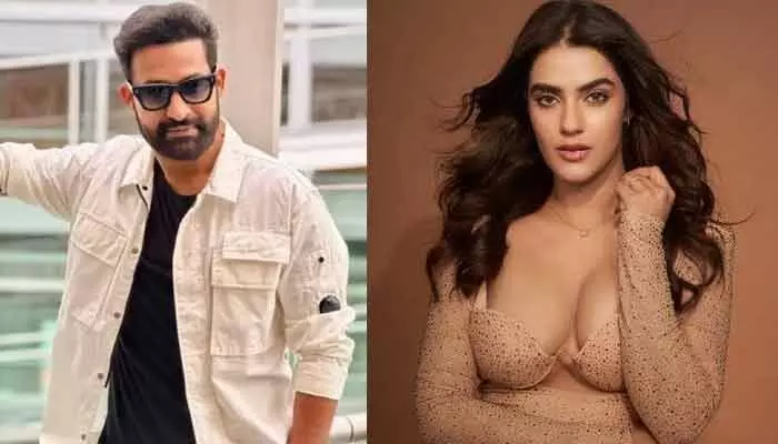 ఎన్టీఆర్పై మనసు పారేసుకున్న కావ్య థాపర్.. నా అతిపెద్ద కల అదేనంటూ ఆసక్తికర కామెంట్స్ ఎన్టీఆర్పై మనసు పారేసుకున్న కావ్య థాపర్.. నా అతిపెద్ద కల అదేనంటూ ఆసక్తికర కామెంట్స్