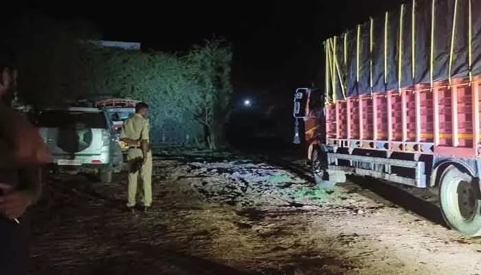 కాగజ్నగర్లో మళ్ళీ అక్రమ రవాణా దందా వెలుగులోకి.. కాగజ్నగర్లో మళ్ళీ అక్రమ రవాణా దందా వెలుగులోకి..