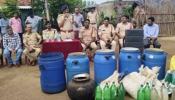 1000 లీటర్ల బెల్లం పానకం, 30 లీటర్ల గుడుంబా స్వాధీనం 1000 లీటర్ల బెల్లం పానకం, 30 లీటర్ల గుడుంబా స్వాధీనం