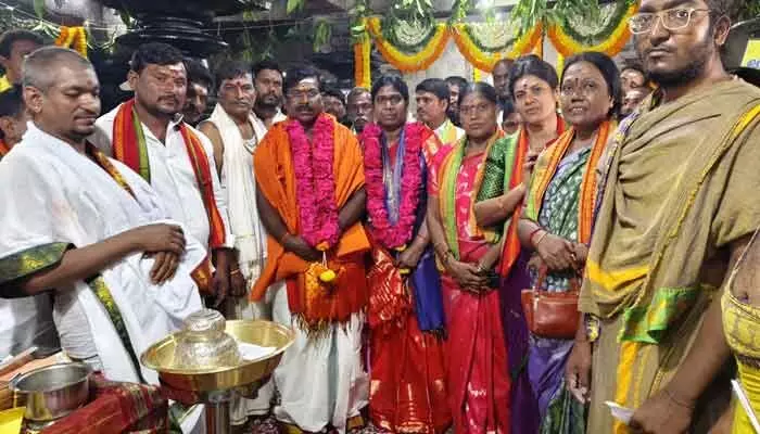 నల్లమలలో భక్తులతో శోభిల్లిన శివ క్షేత్రములు.. ప్రత్యేక పూజల్లో పాల్గొన్న ఎమ్మెల్యే దంపతులు నల్లమలలో భక్తులతో శోభిల్లిన శివ క్షేత్రములు.. ప్రత్యేక పూజల్లో పాల్గొన్న ఎమ్మెల్యే దంపతులు