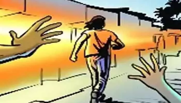 పోలీసుల కళ్లుగప్పి పరారైన ఖైదీ.. సిద్దిపేటలో హై అలర్ట్ పోలీసుల కళ్లుగప్పి పరారైన ఖైదీ.. సిద్దిపేటలో హై అలర్ట్