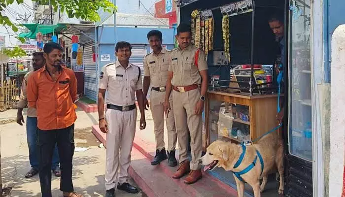 దేవరకొండలో పోలీసుల ఆకస్మిక తనిఖీలు దేవరకొండలో పోలీసుల ఆకస్మిక తనిఖీలు