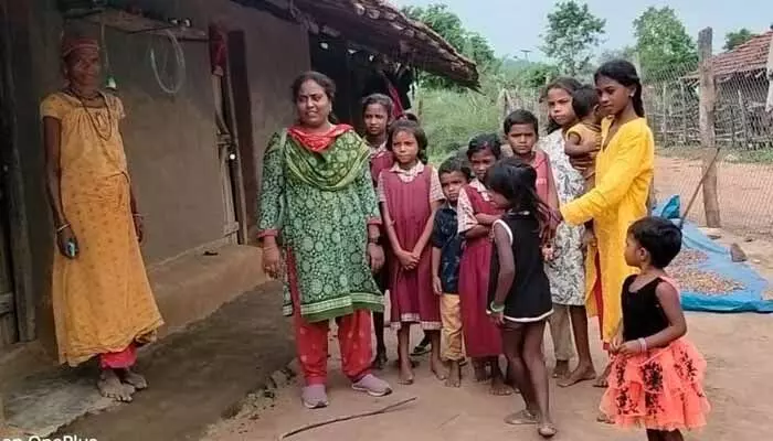 పది మందితో మొదలై 42కి చేరిన విద్యార్థుల సంఖ్య.. గిరిజన పాఠశాల రూపురేఖలు మార్చిన టీచర్ పది మందితో మొదలై 42కి చేరిన విద్యార్థుల సంఖ్య.. గిరిజన పాఠశాల రూపురేఖలు మార్చిన టీచర్