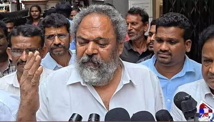 చూసి రాయడం హైడ్రోజన్, ఆటం బాంబు కంటే డేంజర్ : సినీ నటుడు ఆర్. నారాయణమూర్తి చూసి రాయడం హైడ్రోజన్, ఆటం బాంబు కంటే డేంజర్ : సినీ నటుడు ఆర్. నారాయణమూర్తి