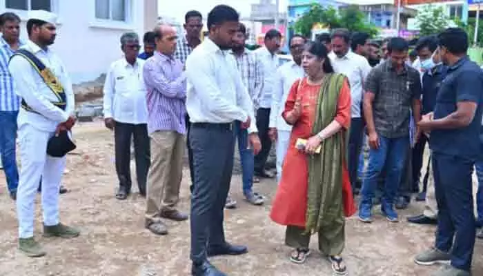 నిర్మాణంలో ఉన్న నూతన ఆసుపత్రి భవనాల పనులను పరిశీలించిన కలెక్టర్ నిర్మాణంలో ఉన్న నూతన ఆసుపత్రి భవనాల పనులను పరిశీలించిన కలెక్టర్