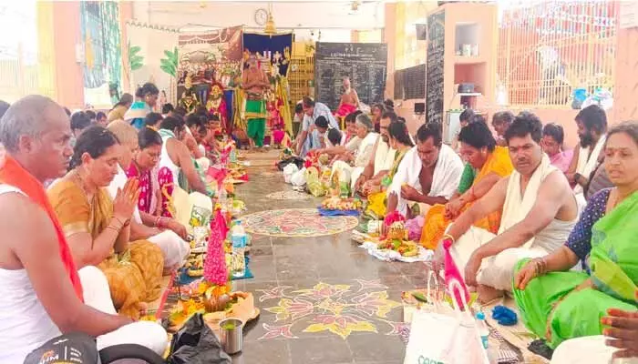 తొలి ఏకాదశి వేళ నాగార్జునసాగర్కు పోటెత్తిన భక్తజనం తొలి ఏకాదశి వేళ నాగార్జునసాగర్కు పోటెత్తిన భక్తజనం