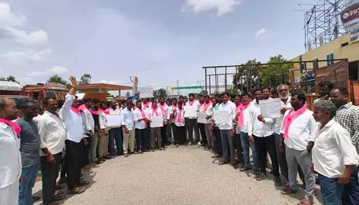 యంగ్ ఇండియా స్కూల్ తరలింపు పై బీఆర్ఎస్ ధర్నా యంగ్ ఇండియా స్కూల్ తరలింపు పై బీఆర్ఎస్ ధర్నా