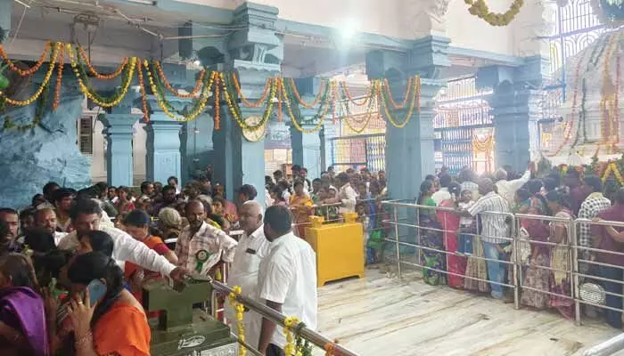 తొలి ఏకాదశి మహోత్సవం.. యోగా లక్ష్మీనరసింహుడి సన్నిధిలో భక్తజన సందోహం! తొలి ఏకాదశి మహోత్సవం.. యోగా లక్ష్మీనరసింహుడి సన్నిధిలో భక్తజన సందోహం!