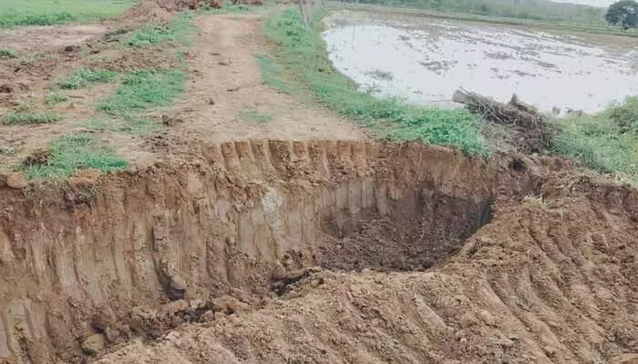 ఆదివాసీల వ్యవసాయ రహదారి ధ్వంసం.. సీఎస్పీ బస్తీలో కలకలం ఆదివాసీల వ్యవసాయ రహదారి ధ్వంసం.. సీఎస్పీ బస్తీలో కలకలం