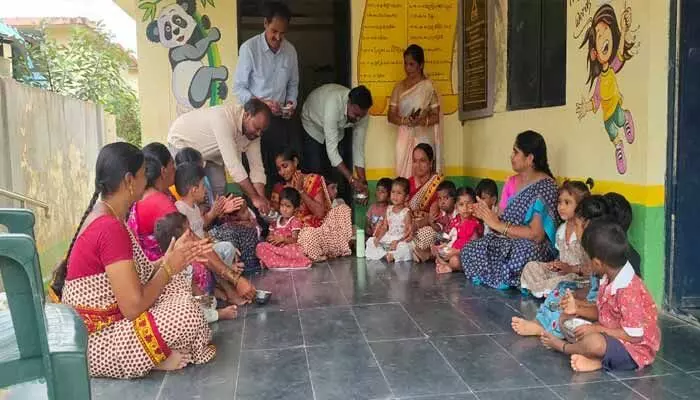 అంగన్వాడీ కేంద్రంలో తొలిముద్ద అంగన్వాడీ కేంద్రంలో తొలిముద్ద