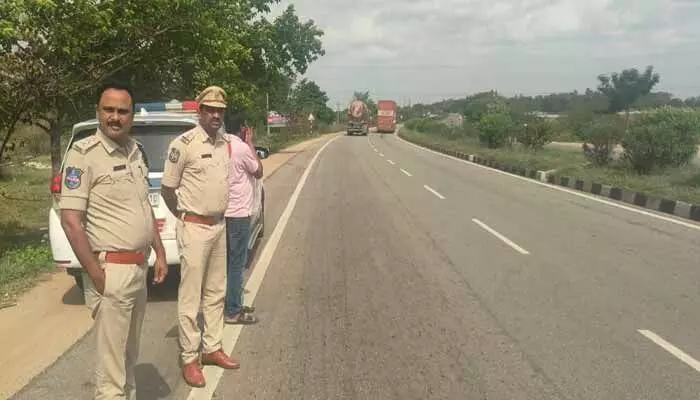ఎన్హెచ్-65 బ్లాక్ స్పాట్లపై డీఎస్పీ క్షేత్రస్థాయి పరిశీలన.. అధికారులకు కీలక ఆదేశాలు ఎన్హెచ్-65 బ్లాక్ స్పాట్లపై డీఎస్పీ క్షేత్రస్థాయి పరిశీలన.. అధికారులకు కీలక ఆదేశాలు