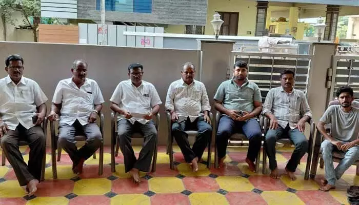 అక్రమ వెంచర్ పై విచారణ చేపట్టాలి.. మున్సిపల్ కమిషనర్కు సీపీఐ ఫిర్యాదు అక్రమ వెంచర్ పై విచారణ చేపట్టాలి.. మున్సిపల్ కమిషనర్కు సీపీఐ ఫిర్యాదు